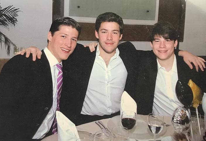 "Creo que ya fue tiempo suficiente, yo creo que ya llegó el momento de
<b>pactar la rendición con ellos</b>", agregó.
<br>