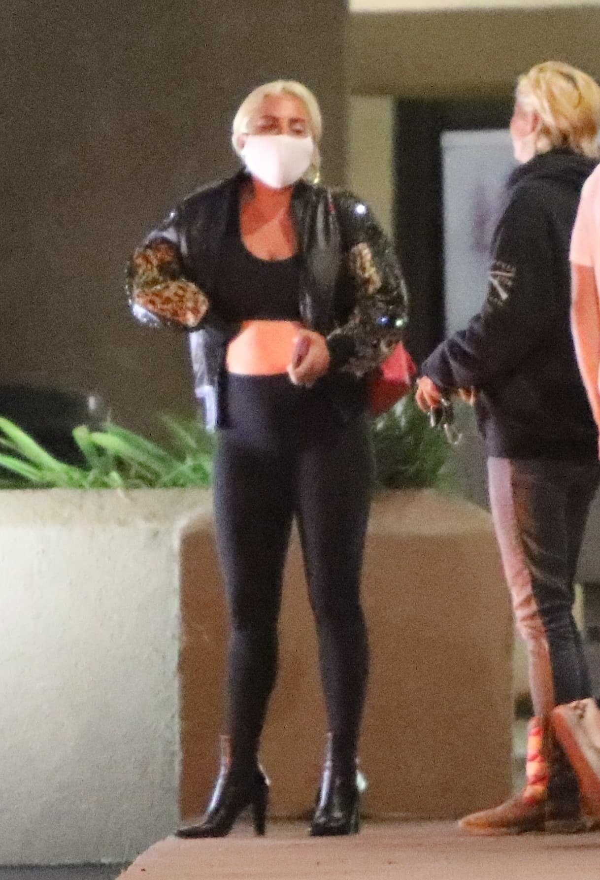 Lo que quizás nadie esperaba fue la reacción que tuvo la cantante de 
<b><a href="https://www.youtube.com/watch?v=bESGLojNYSo" target="_blank">'Poker face'</a></b>
<a href="https://www.youtube.com/watch?v=bESGLojNYSo" target="_blank"> </a>con su seguidora. 
<br>