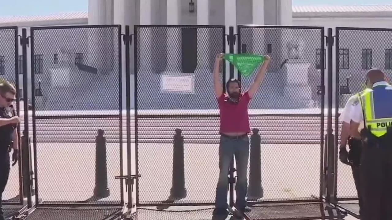 <b>Mira también: </b>Michelle Xai, líder del colectivo Revolution Club LA, señala que la acción de este hombre responde a la petición de recurrir a protestas pacíficas para evitar que la Corte Suprema del país avance hacia la prohibición del aborto, como se anticipaba en el borrador filtrado que ha causado controversia. Indica que el sujeto decidió movilizarse para que sus hijas no pierdan el derecho a elegir sobre su posibilidad de ser madres. 
<b><a href="https://vix.com/es-es/canales/channel-callsign-frequancy-news-24-7?utm_medium=internal_referral&utm_source=univision&utm_campaign=evergreen&utm_content=ed_news&utm_term=video">Puedes ver en ViX más noticias gratis</a></b>.