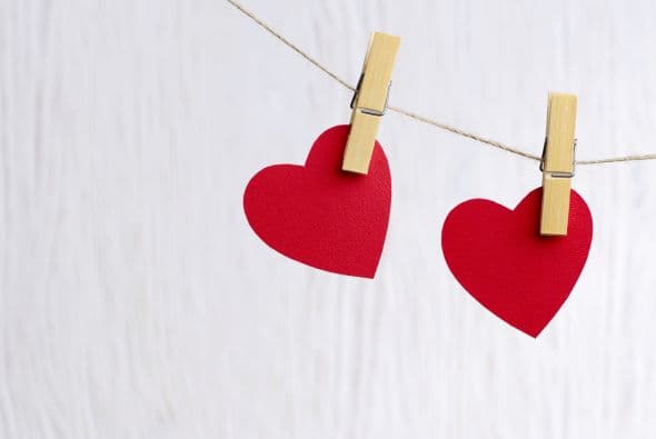 Guirnalda de corazones. Puede ser una hermosa decoración para la puerta de entrada de tu casa. Rompe los esquemas tradicionales y haz una linda guirnalda con corazones de papel. Anímate a salir del rojo, rosa y blanco, para que puedas usarla todo el año.