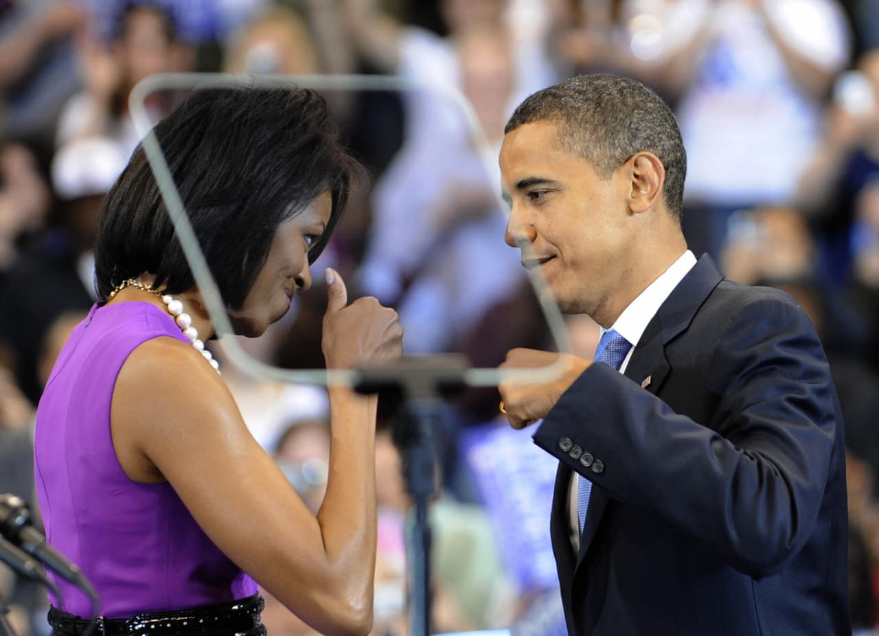 Entre sonrisas y expresiones de complicidad Michelle Obama animó constantemente a su marido durante la campaña. Así lo alentaba antes de dar el speech tras las el final de las primarias del partido demócrata en 2008.