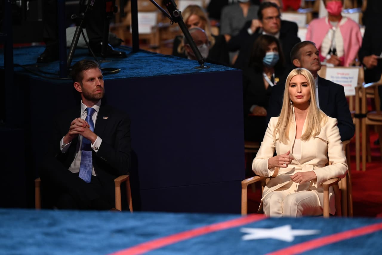 Eric e Ivanka Trump, en la primera fila del auditorio. Donald Trump realizó afirmaciones infundadas sobre un supuesto fraude electoral a través del correo, y Biden le dijo que presentara pruebas.