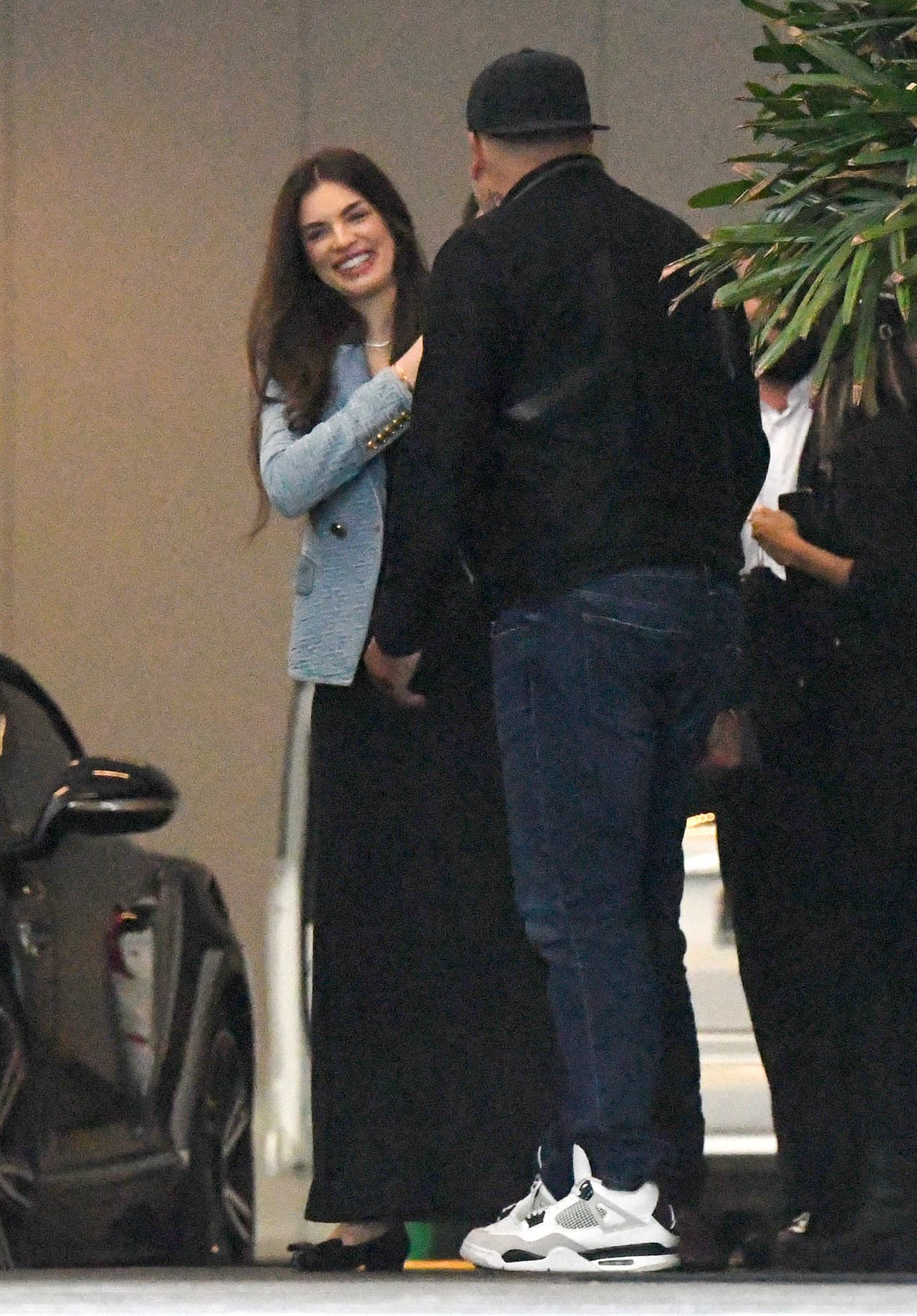 Contrastó el atuendo con una chaqueta con textura gris.