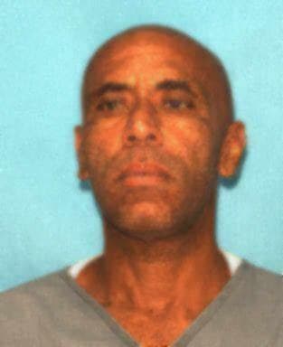 <b>Pedro Santamaría </b>es buscado por su presunta participación en el robo de un remolque que transporta metales preciosos en el que ató y arrastró a las víctimas. Se cree que puede ocultarse en California, Florida, Louisiana o Texas.