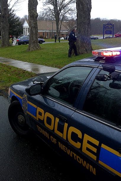 Las autoridades han enviado a Newtown un equipo especial de especialistas de un hospital de New Haven, también en el estado de Connecticut, para ayudar a los habitantes de esta ciudad a afrontar el enorme choque emocional que ha supuesto la matanza.