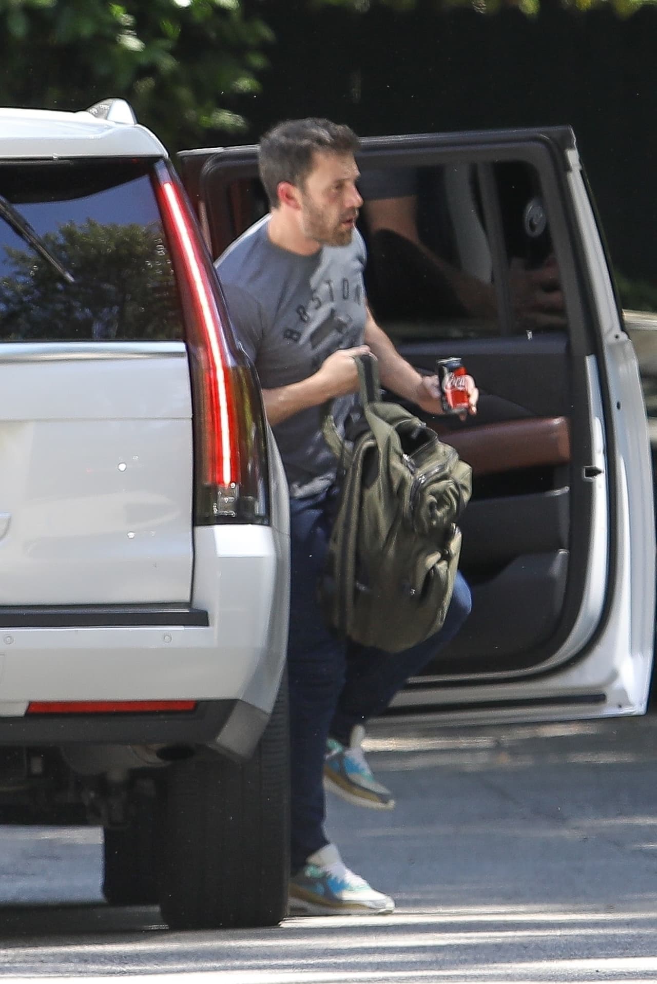 El actor era 
<b><a href="https://pagesix.com/2021/04/30/jennifer-lopez-ben-affleck-hanging-out-after-alex-rodriguez-split/" target="_blank">recogido</a></b> en una SUV Escalade blanca.
<br>