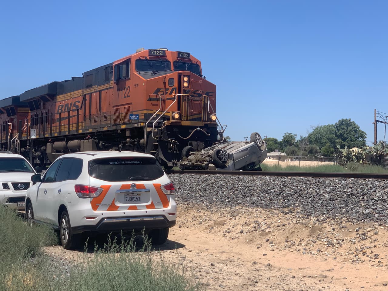 Tren impacta contra un automóvil al este de Bakersfield y deja un muerto, otro de gravedad