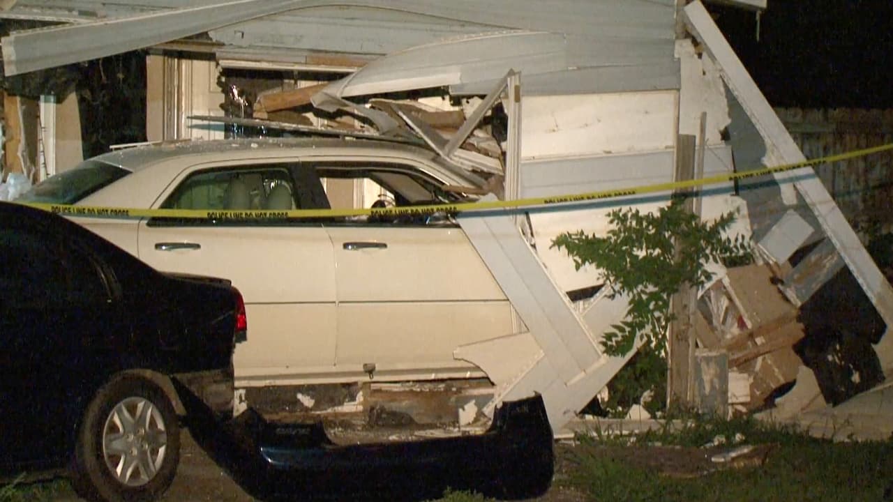 “Estábamos viendo televisión y mi nieta (de tres años) estaba jugando en la parte trasera de la casa. Escuchamos el chirrido de las llantas del auto y luego solo (vimos) cuando fue derecho adentro de la casa”, dijo Jessica Fuentes quien vive en la propiedad con seis menores.