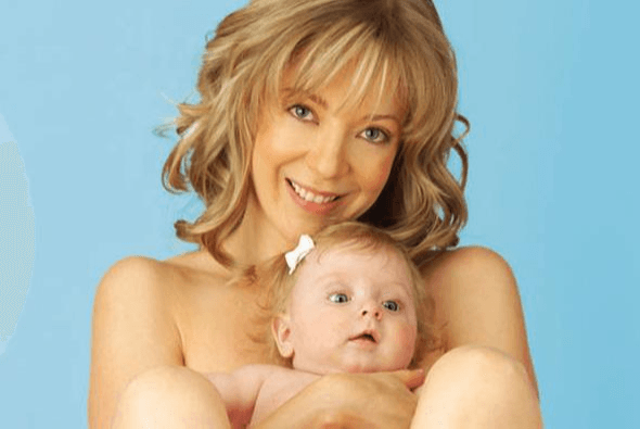 También se supo que la actriz murió sin poder cumplir su sueño de
<b><a href="https://www.univision.com/famosos/edith-gonzalez-murio-sin-poder-hacer-realidad-el-sueno-de-su-hija-constanza-fotos">celebrarle a Constanza su fiesta de 15 años</a></b>, pero dejó instrucciones para que se realice como la anticipaban.