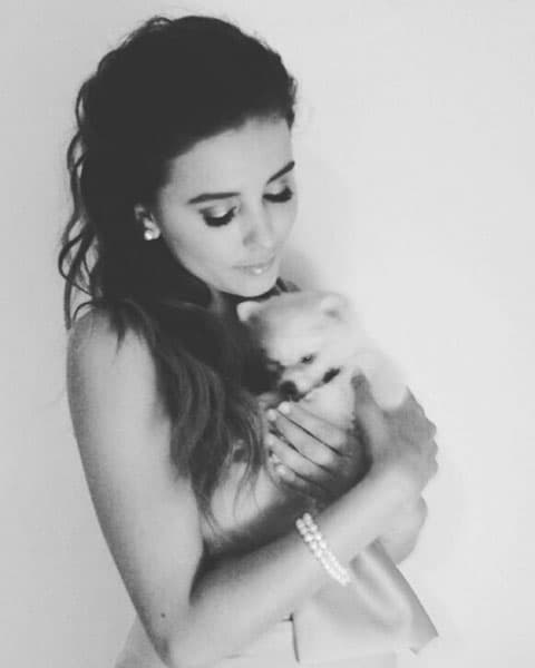 Le regaló una linda cachorrita a la que Pau le puso por nombre Mila, se sorprendió mucho con el regaló.