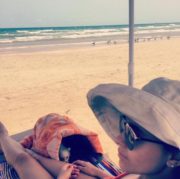 ¡Ya hasta la llevó a la playa!: "La primera salida de #Mila al mar", escribió en sus redes sociales.