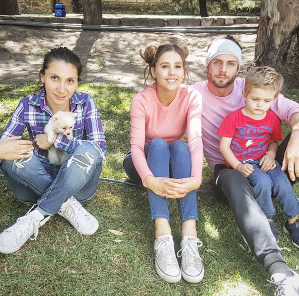 Y no sólo ella, también sus compañeros de telenovela, pues cuando puede la lleva a las grabaciones.