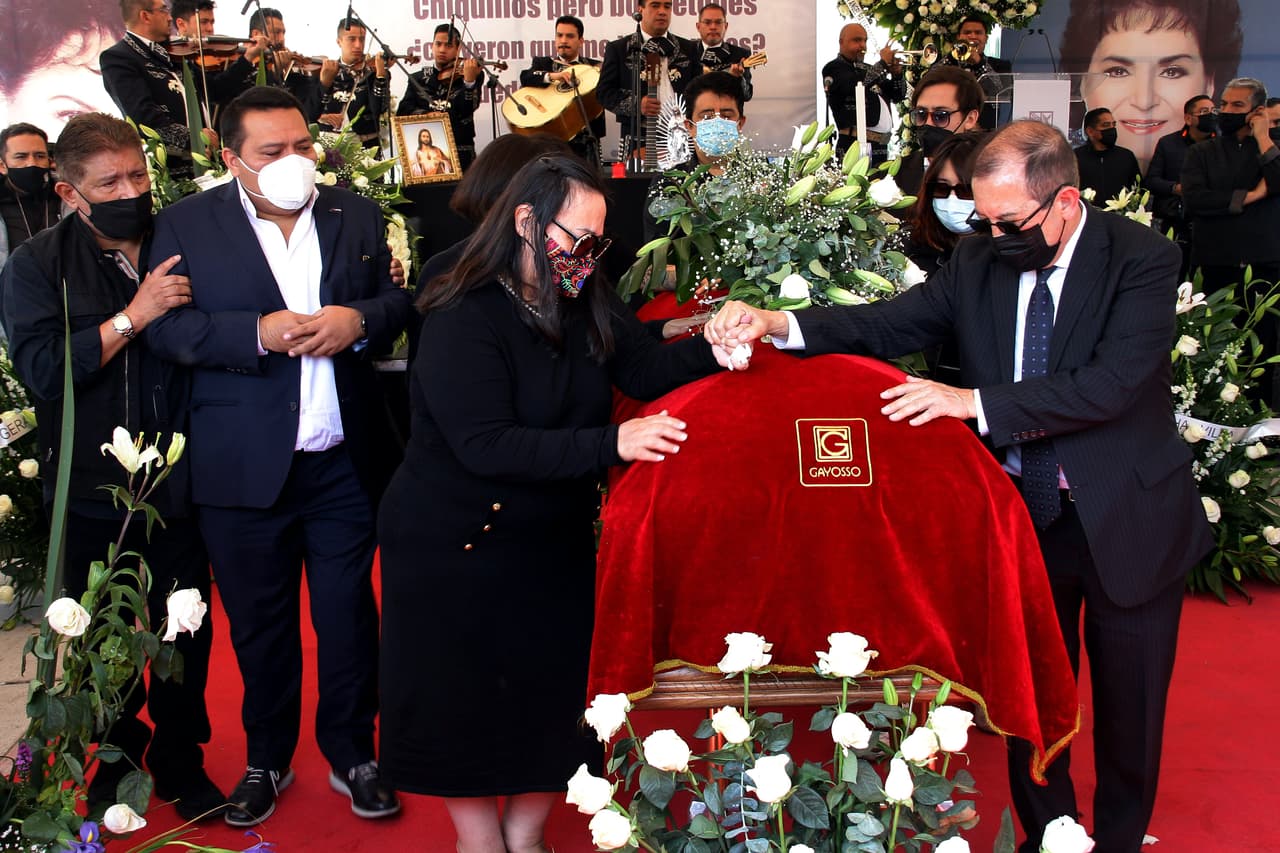 María Eugenia Plascencia, hija de
<b>Carmen Salinas</b>, llegó al homenaje y se conmovió hasta las lágrimas cuando estuvo cerca del ataúd que tenía los restos mortales de su madre.