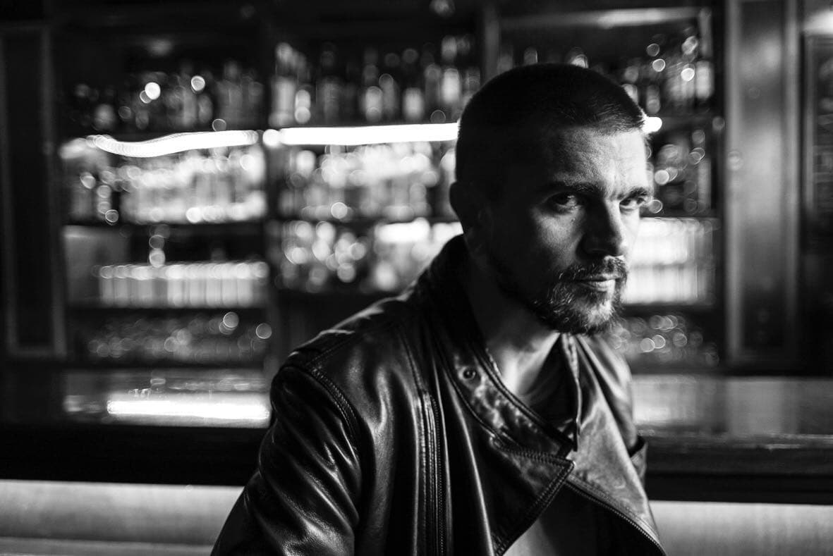 En 2016, en medio de constantes triunfos y ya consolidado como un artista internacional, Juanes promueve 'Fuego', del más reciente disco titulado 'Mis Planes Son Amarte'.