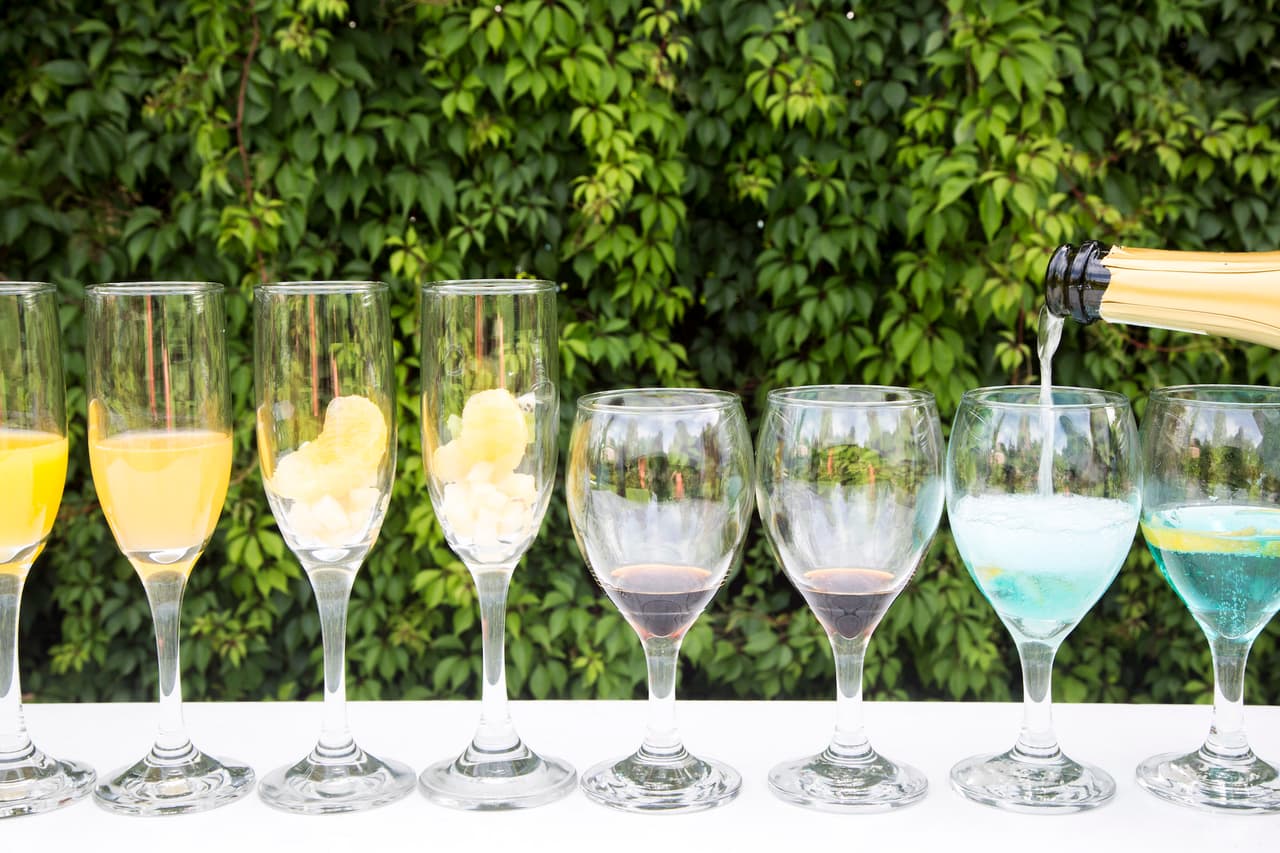 Cafeína: un poco de licor de café mezclado con vino es la opción. Suena extraño, pero justo en eso radica el encanto de esta bebida ideal para terminar el banquete y empezar la fiesta.