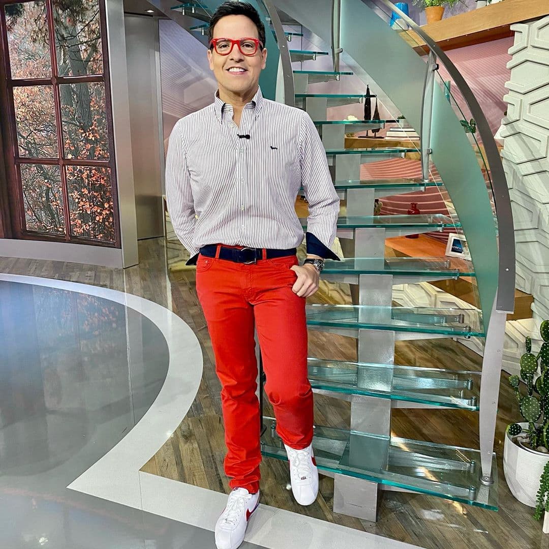 Estas últimas semanas han sido difíciles para Raúl González por el fallecimiento de su padre, sin embargo, la estación y el cariño del público lo están ayudando a sanar su corazón. El presentador venezolano ha incluido colores cálidos en su vestimenta, tales como los que resaltan en otoño.