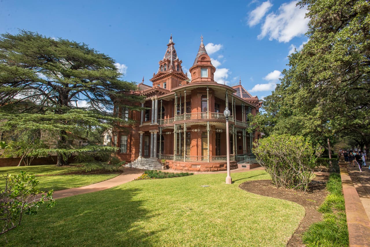La Casa Littlefield en Austin una vez fue llamada "el lugar más embrujado en la academia estadounidense". Se dice que es embrujada por Alice Littlefield, esposa de George Littlefield, quien construyó la casa antes de que Alice muriera.
<br>
<br>La Casa Littlefield fue construida para el gobernador George Washington Littlefield en 1894.
<br>
<br>El comandante y su esposa vivieron en la casa sin hijos hasta que ambos murieron. Tras su muerte, la casa se le entregó a la Universidad de Texas en Austin.
<br>
<br>El personal que trabaja en el edificio dice que puedes ver al fantasma de Alice deambulando por los jardines y por la casa.
