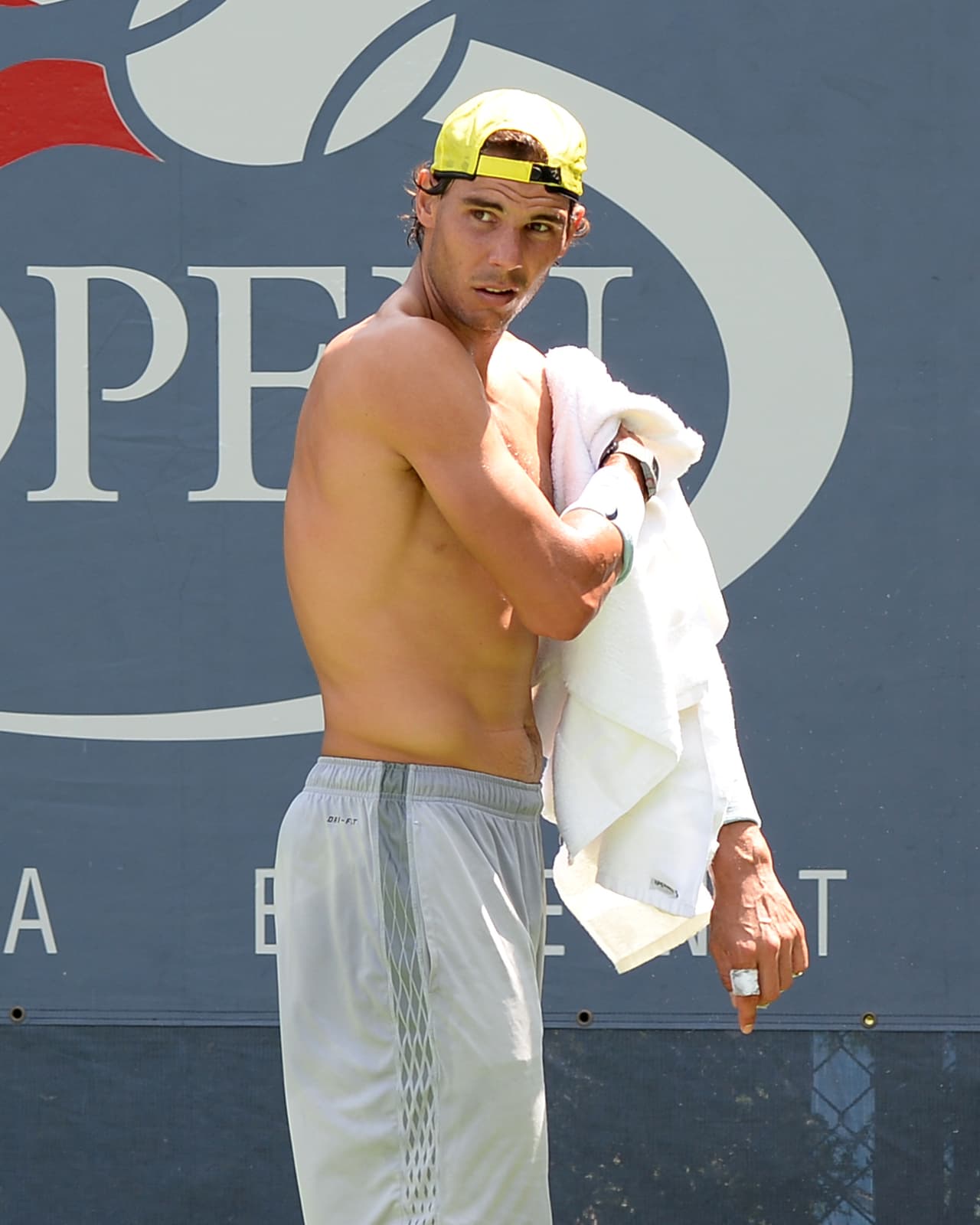 Rafael Nadal más conocido como Rafa Nadal de cariño es un tenista que no se permite fallas.