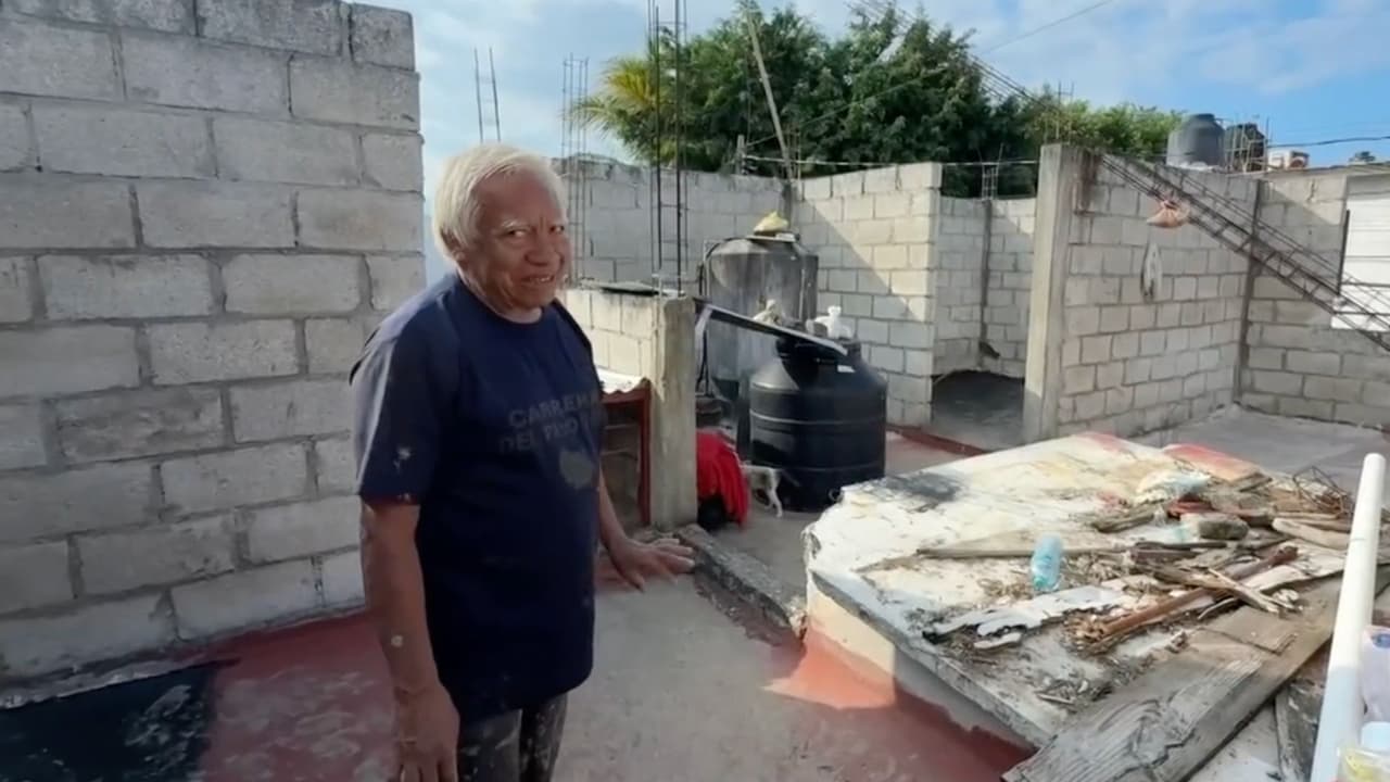 Abuelo duerme en la azotea de su casa tras perderlo todo por las inundaciones en México: pide ayuda