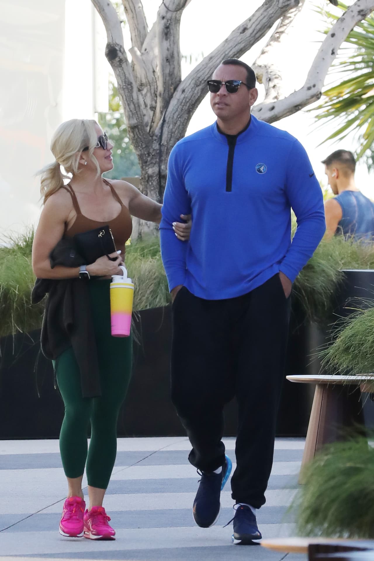 En las imágenes se aprecia que mientras caminaban Jaclyn lo tomaba del brazo y mantenían una plática.
<br>