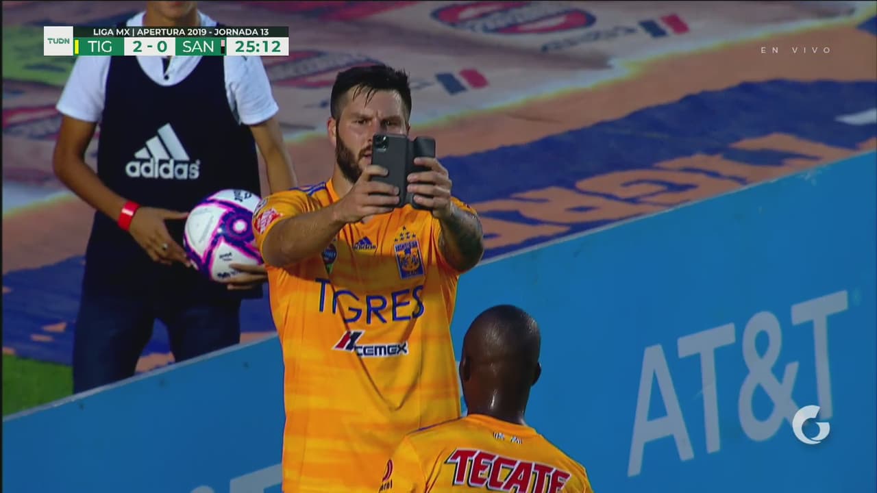 Gignac celebra con selfie y presume sticker