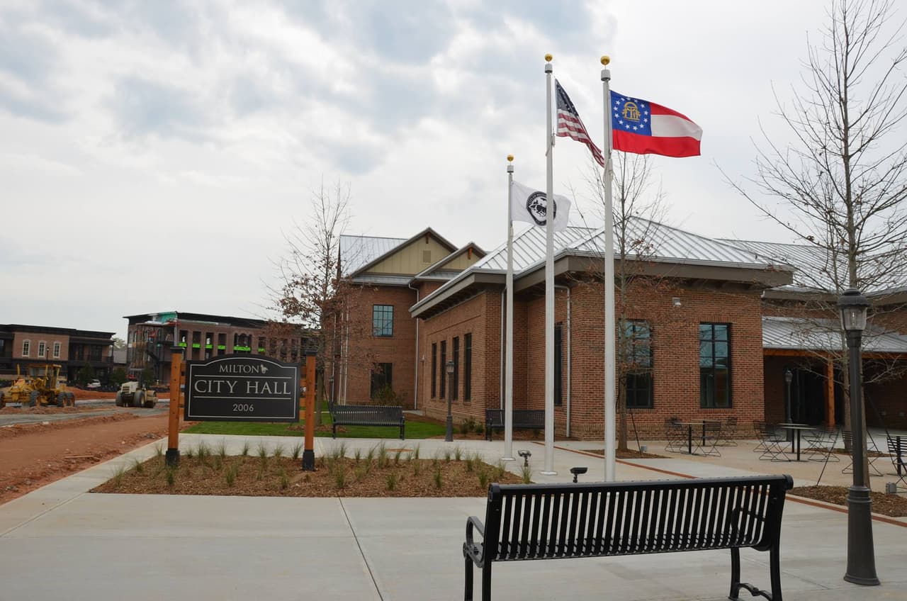 <b>1. MILTON</b>: ocupa el primer lugar en la lista para 2021 como la ciudad más segura de Georgia. Uno de los principales factores que contribuyen a esta estadística es que Milton registró tasas de delitos violentos por debajo de uno por cada 1,000 personas por tercer año consecutivo.