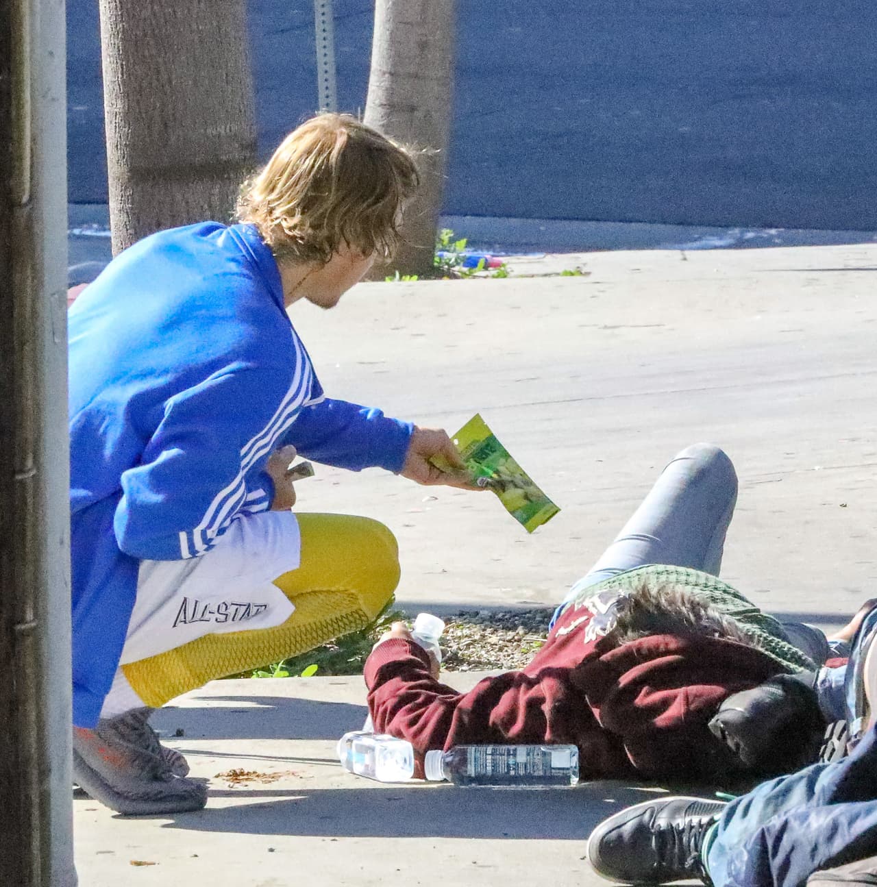 Tras completar su rutina mañanera de ejercicios, la estrella pop detuvo su Lamborghini y fue por agua y golosinas, que le regaló a una mujer acostada en la acera.