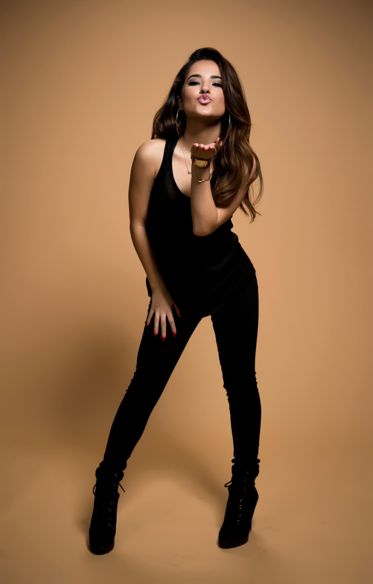 La joven estaba locamente enamorada de él.