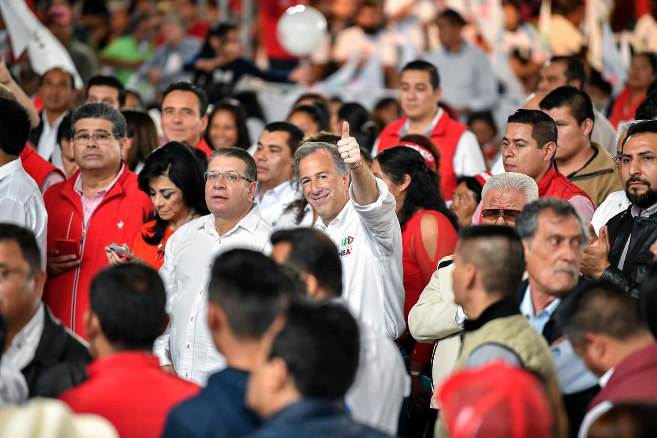 "Estamos a una semana de definir nuestro destino, estamos a una semana de escoger qué México queremos, estamos a una semana de escoger un México unido, un México de empleo, un México de seguridad, un México de prosperidad, un México de alegría jarocha", dijo durante su acto en Coatzacoalcos, Veracruz.
<br>