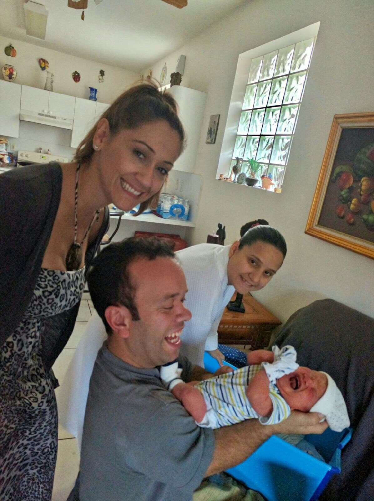 Finalmente llegó la hora de dejar el hospital e ir a casa, esto pasó la misma semana en que nació y aunque en esta foto Sebastián sale llorando, él estaba muy a gusto de estar ya en su hogar junto a su mamá y papá.
<br>
<br>