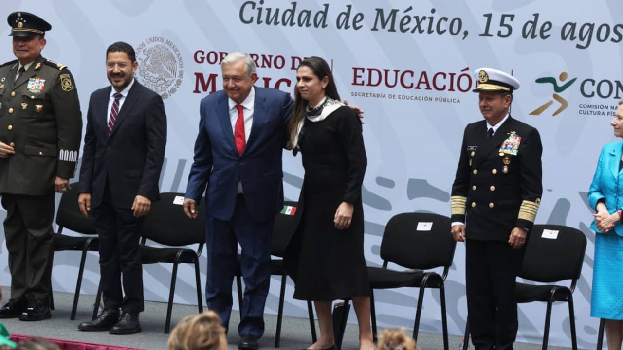 AMLO respalda a Guevara: “Ella tiene medalla de bronce, yo la de oro”