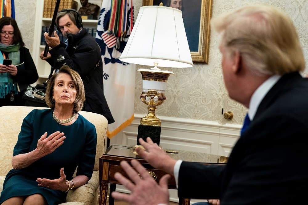 <b>"Yo seré el que cierre el gobierno".</b> El 11 de diciembre de 2018 Donald Trump y los demócratas Nancy Pelosi y Chuck Schumer se reunieron a puertas cerradas pero al finalizar el encuentro los políticos continuaron la discusión en la Oficina Oval frente a los medios. 
<a href="https://www.univision.com/noticias/inmigracion/pelosi-ataca-en-privado-la-hombria-de-trump-tras-el-choque-por-el-muro-fronterizo">"Yo seré el que cierre el gobierno", señaló entonces el presidente ante las cámaras.</a> El gobierno ha estado parcialmente cerrado desde el 21 de diciembre.
