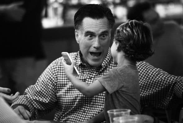 El ex candidato presidencial republicano, Mitt Romey, juega con su nieto Miles durante una cena familiar en un restaurante de Delray Beach, Florida, el 21 de octubre de 2012.