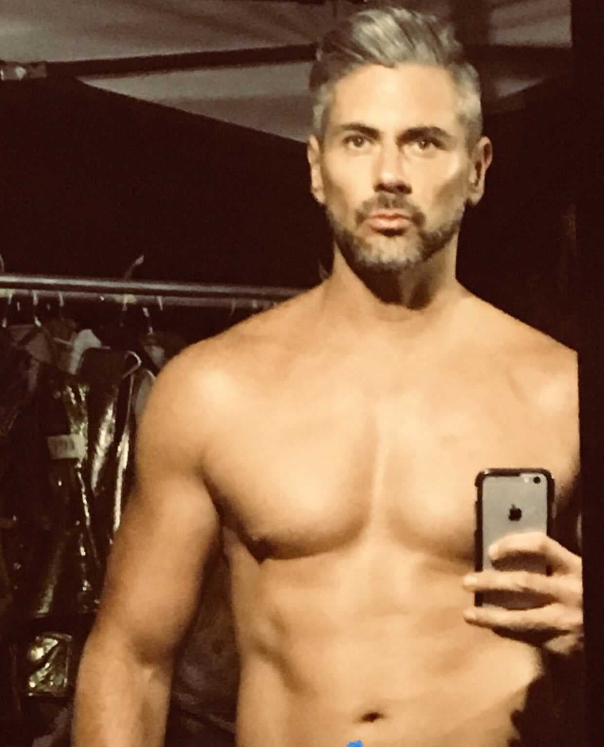 El actor nació el 23 de enero de 1976 y desde los 8 años actuó en comerciales en México. 
<br>