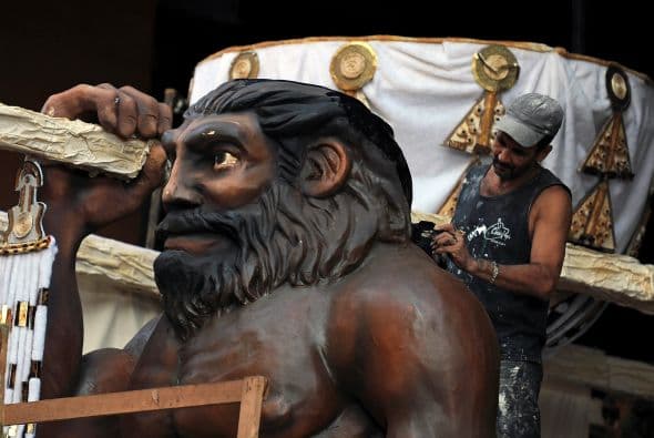 Durante semanas se trabajó para reponer las pérdidas antes de los desfiles del domingo y el lunes.