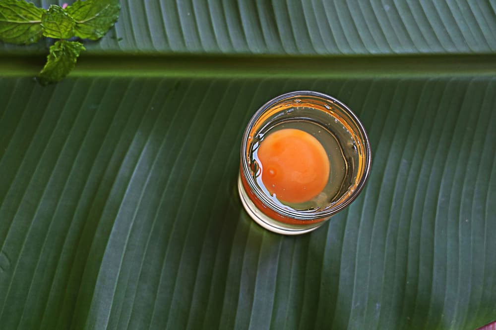 Si la yema está en el fondo del vaso y la clara se ve limpia, son buenas noticias, ya que no tienes absolutamente nada.