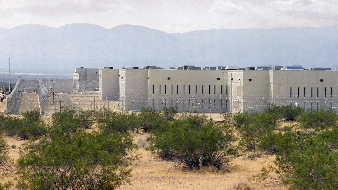 Ordenan al mayor centro ICE de California dar mantas y ropa sin costo a inmigrantes detenidos