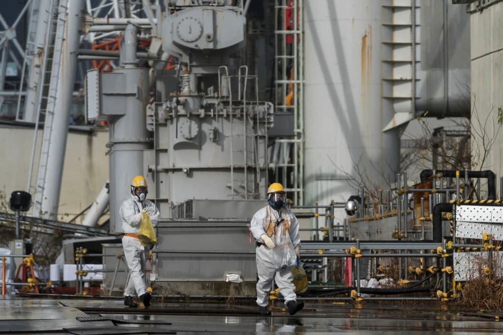 Tras siete años de debate sobre qué hacer con el agua empleada para enfriar los núcleos de los reactores de la planta, que entraron en fusión por el desastre natural, el gobierno finalmente ha tomado una decisión, aunque países vecinos y pescadores no están de acuerdo.