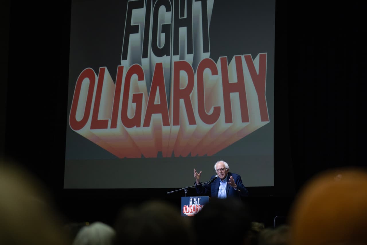 El senador independiente de Vermont, Bernie Sanders, llegó a Chicago el domingo, 24 de agosto, como parte de una gira "Lichas contra la oligarquía" por el Medio Oeste. Su mensaje fue claro:
<b>denunciar a los multimillonarios y advertir sobre el impacto de las políticas del presidente Donald Trump.</b>
<br>