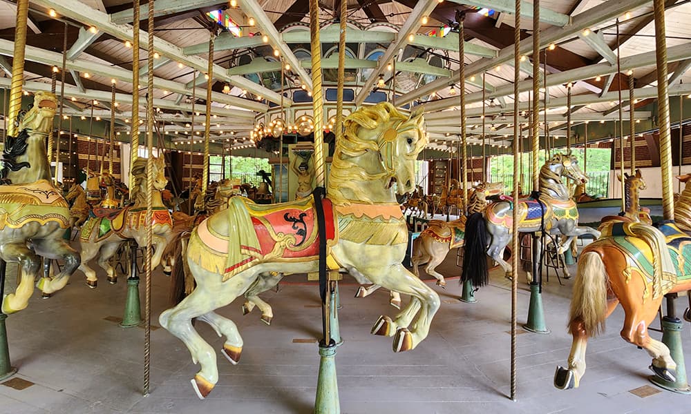<b>Prospect Park Carousel en Brooklyn</b>
<br>
<br>Como su nombre lo indica, esta atracción está en el parque Prospect, en Brooklyn.
<br>
<br>Es uno de los carruseles más antiguos aún en funcionamiento, pues 
<b>fue construido en 1912.</b>
<br>
<br>
<b>Cuenta con 53 figuras de caballos</b>, leones y dos carrozas jaladas por dragones.
<br>
<br>Está abierto de martes a sábado y 
<b><a href="https://www.prospectpark.org/visit-the-park/places-to-go/carousel/" target="_blank">puedes revisar más información aquí.</a></b>
<br>
<br>
<br>