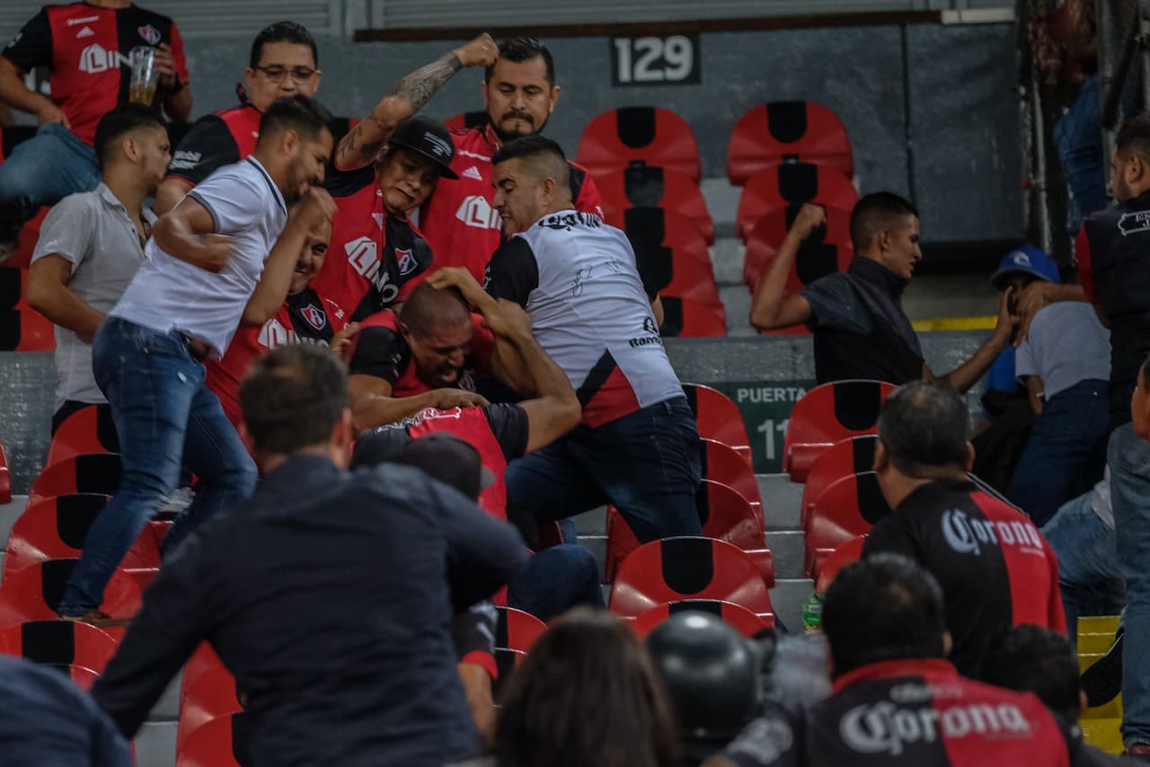 Al terminar el partido algunos fanáticos de Atlas se fueron a los golpes dentro del Estadio Jalisco.
