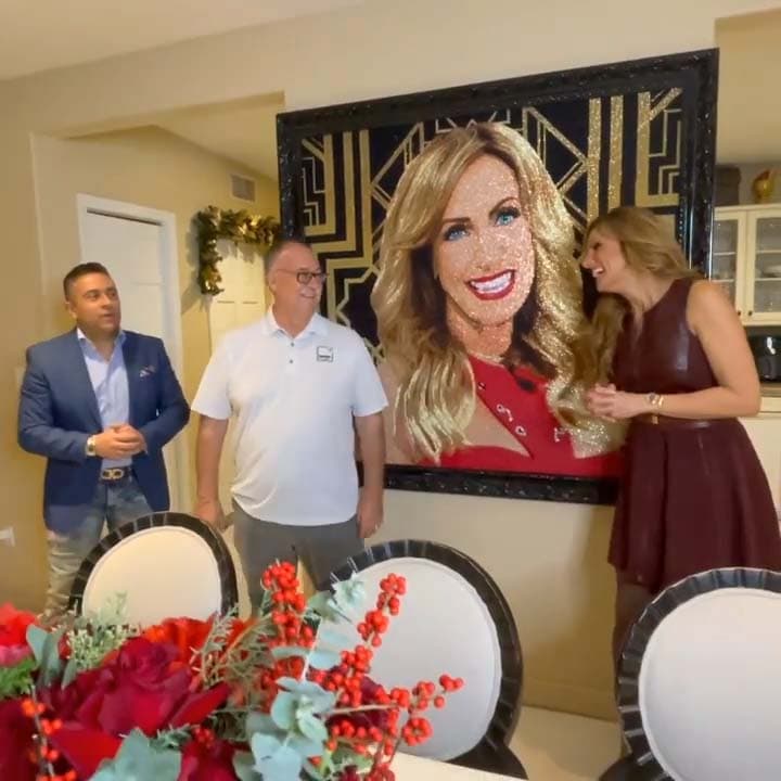 Durante la instalación y con un
<b>"no lo puedo creer"</b>, agradeció a quienes elaboraron la pieza. No solo al talentoso Mr. Bling sino también al creador del marco George de Frames To Go Miami.