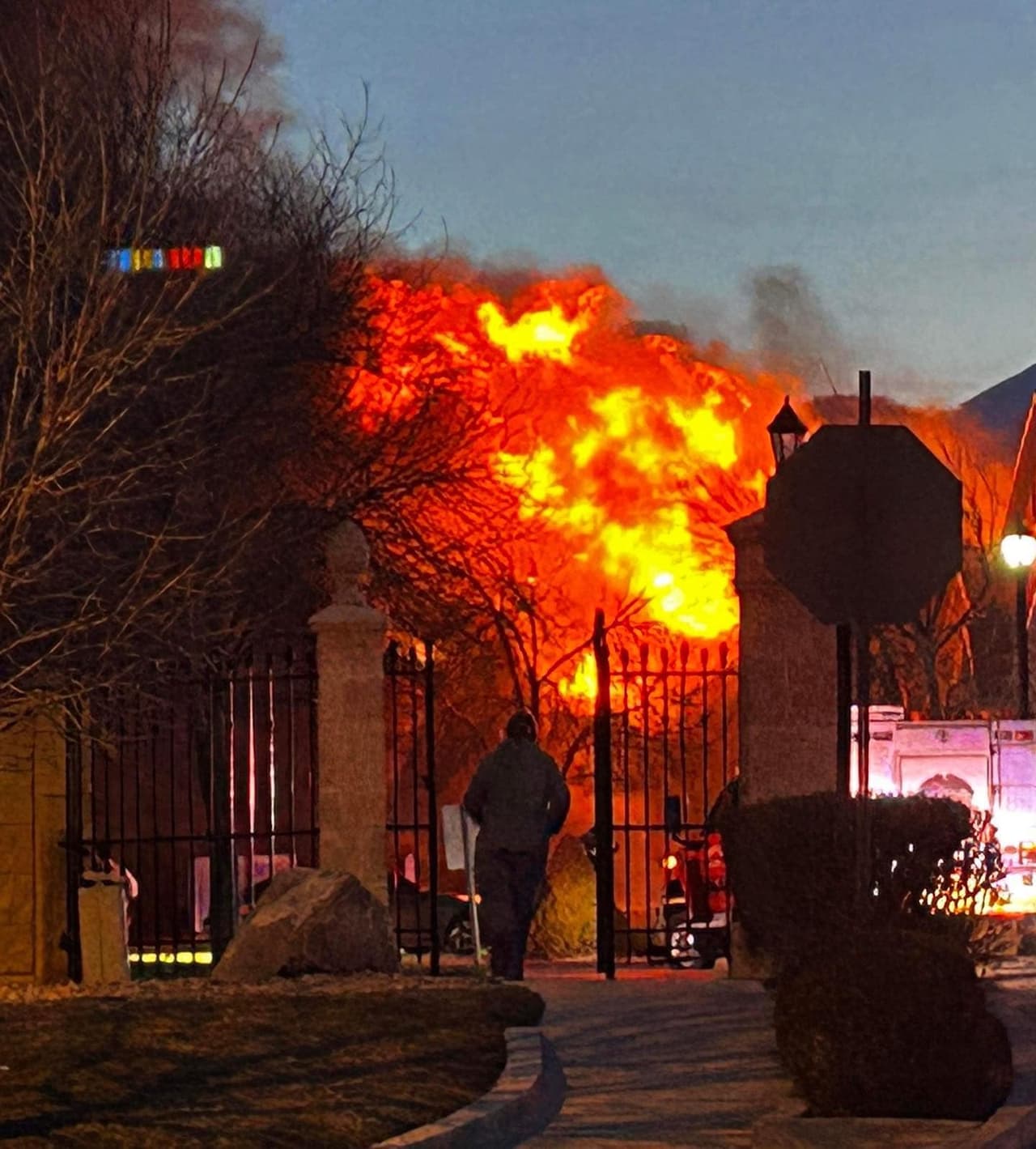 El fuego consumía una casa en Spanish Fork en el área de 1239 South 2970 East. El segundo piso de la residencia colapso mientras apagaban las llamas.