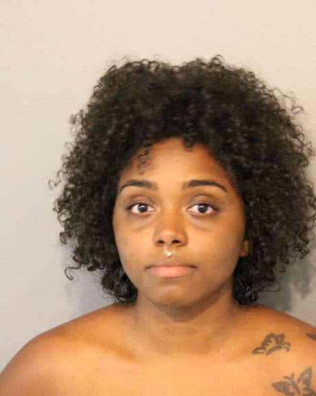 “En este punto, es 'oye, haz lo correcto, si sabes quién hizo esto, mira qué diablos pasó allí'. Identifiquemos a estas personas y sigamos adelante. Hagamos que los arresten ", dijo el jefe de detectives de la policía de Chicago, Brendan Deenihan.
<br>
<br>Arrestada: Brittany Smith. Dirección del suceso: cuadra 900 de S. Michigan Ave - 1er distrito - Dos cargos de robo con allanamiento de morada y un cargo de robo de minoristas.