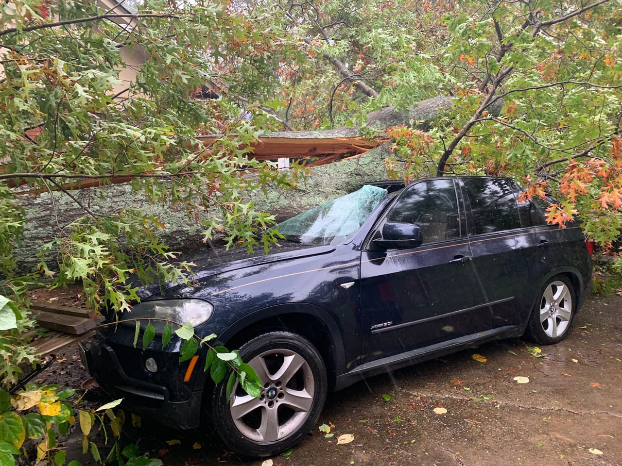 Una advertencia por vientos está vigente hasta las 7 pm, superando las 40 mph. 
<a href="https://www.univision.com/local/north-carolina-wuvc/zeta-emiten-advertencia-por-fuertes-rafagas-de-viento-en-carolina-del-norte-llegarian-a-las-40-mph">Vea aquí el pronóstico ampliado.</a>