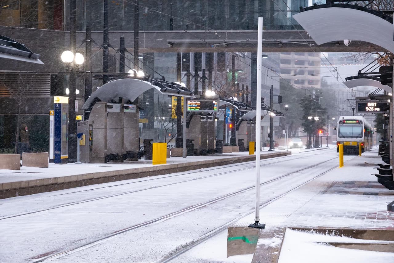 Acumulados de nieve de hasta 5 pulgadas, cortes de electricidad, tuberías rotas y temperaturas congelantes fueron parte de los eventos que dejó la histórica helada en el norte de Texas.
<br>