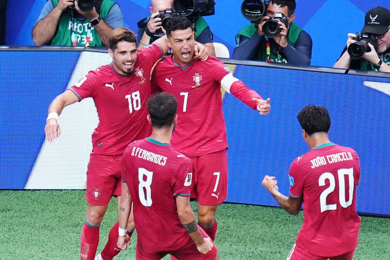 El portugués Cristiano Ronaldo (7) celebra con el portugués Pedro Neto (18), el portugués Bruno Fernandes (8) y el portugués Joao Cancelo (20) después de anotar el tercer gol de su equipo durante el partido
