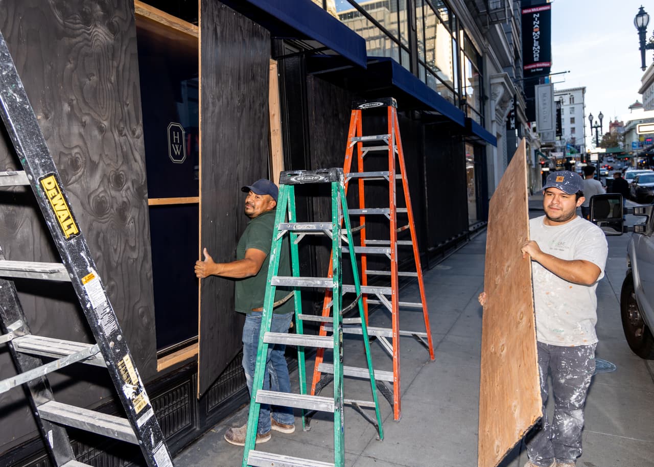 La temporada de compras comenzó con caos en las calles de San Francisco cuando el fin de semana previo a la semana de Thanksgiving, decenas de sospechosos encapuchados entraron a saquear una sucursal de la exclusiva marca Louis Vuitton ubicada en la plaza Union Square.