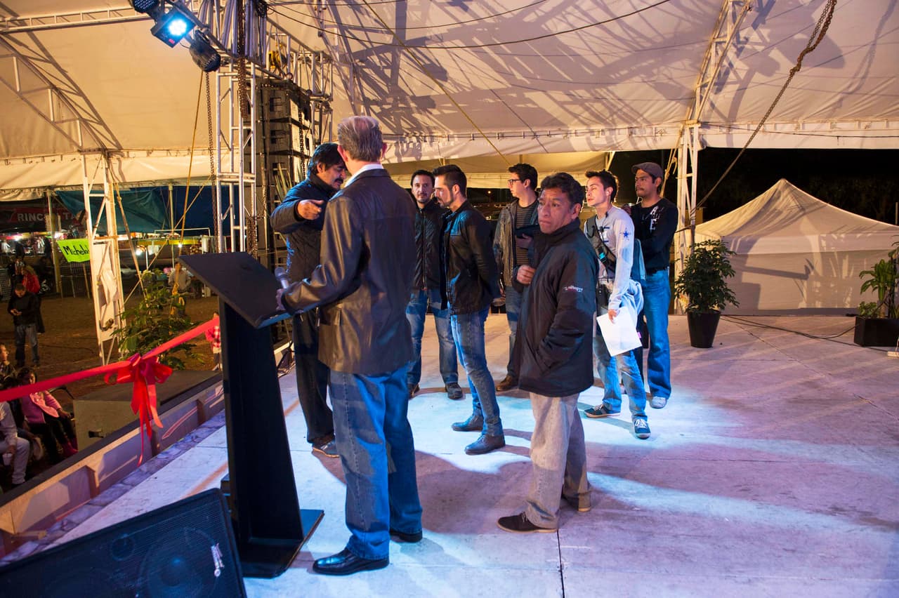 José Ron está rodeado por un súper equipo que hace de cada escena una maravilla.