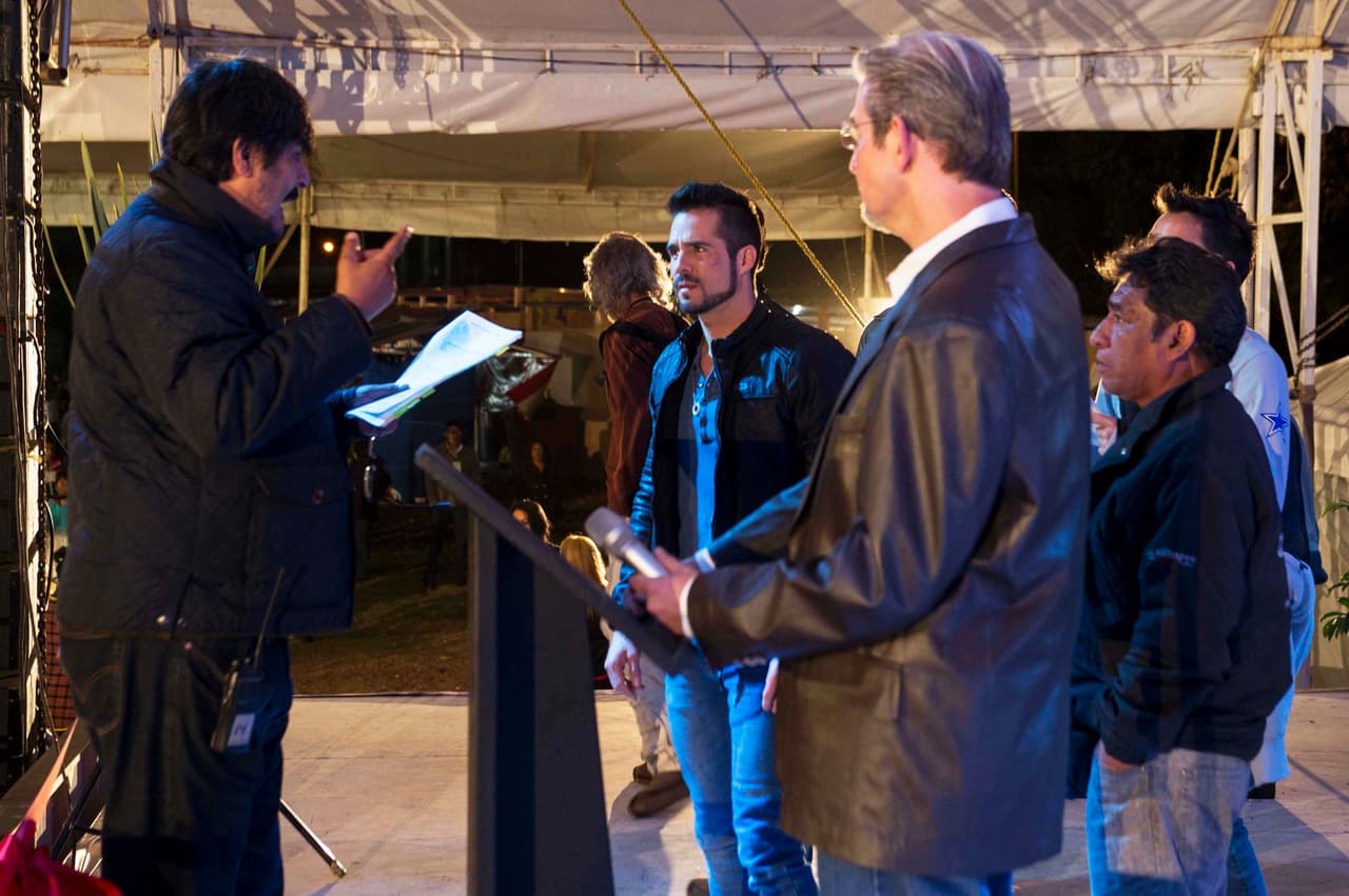 José Ron pone mucha atención a todas las indicaciones y como un profesional las sigue al pie de la letra.